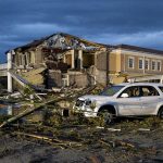 Μια γυναίκα κι ένα αγοράκι έχασαν τη ζωή τους από ανεμοστρόβιλο στη Λουιζιάνα