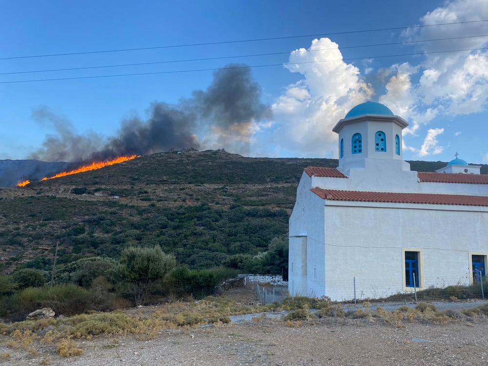 Άνδρος: Μεγάλο το μέτωπο της πυρκαγιάς